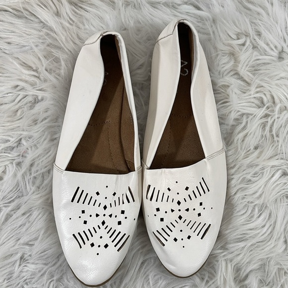 A2 by Aerosoles Trend Right White Faux Leather Cut-Out Slip On Loafers Size 9.5 - Picture 3 of 12